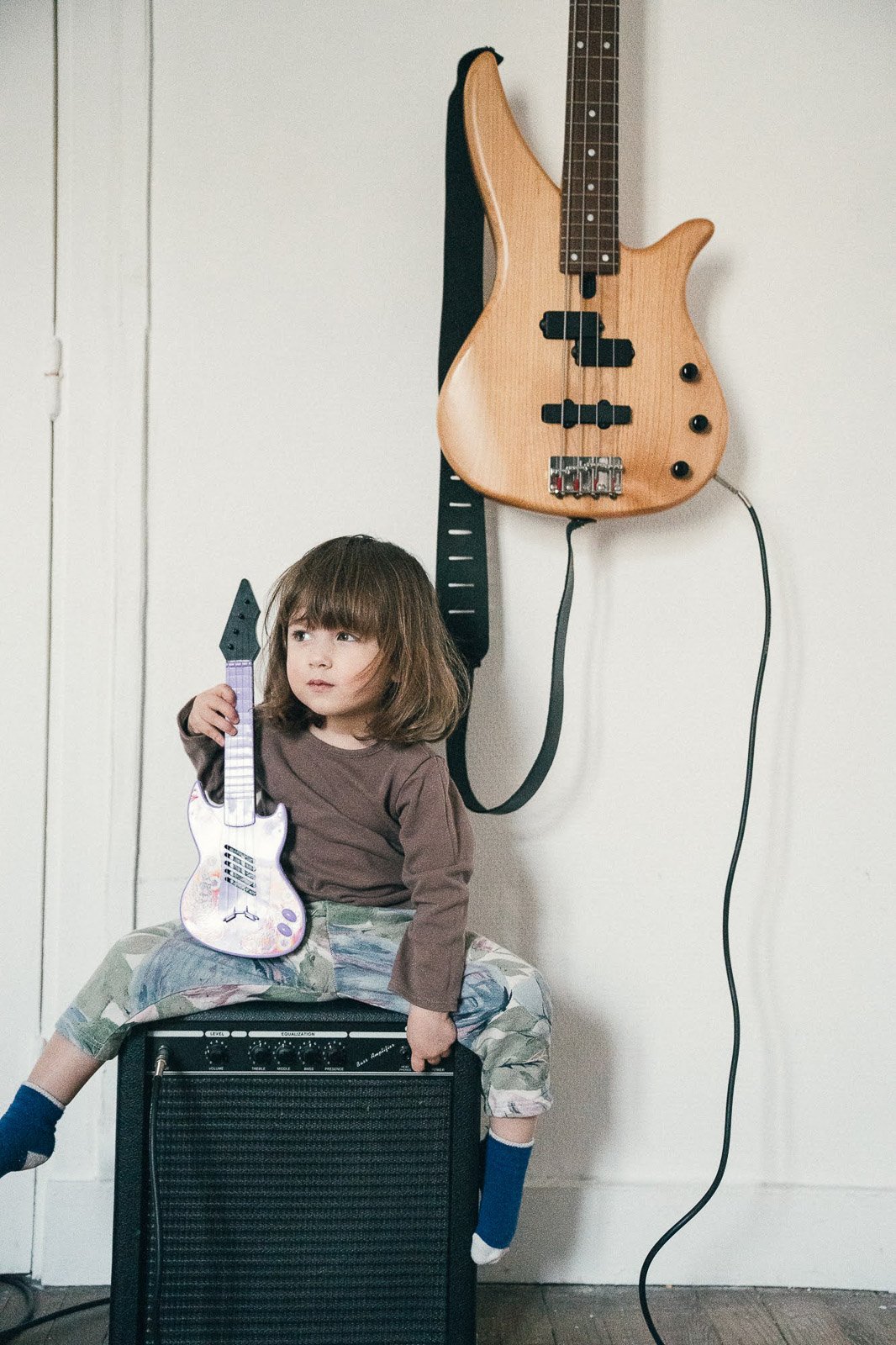 Portrait complice studio homme et femme senior. Portrait complice d’un homme et d’une femme senior sur fond blanc en studio.
