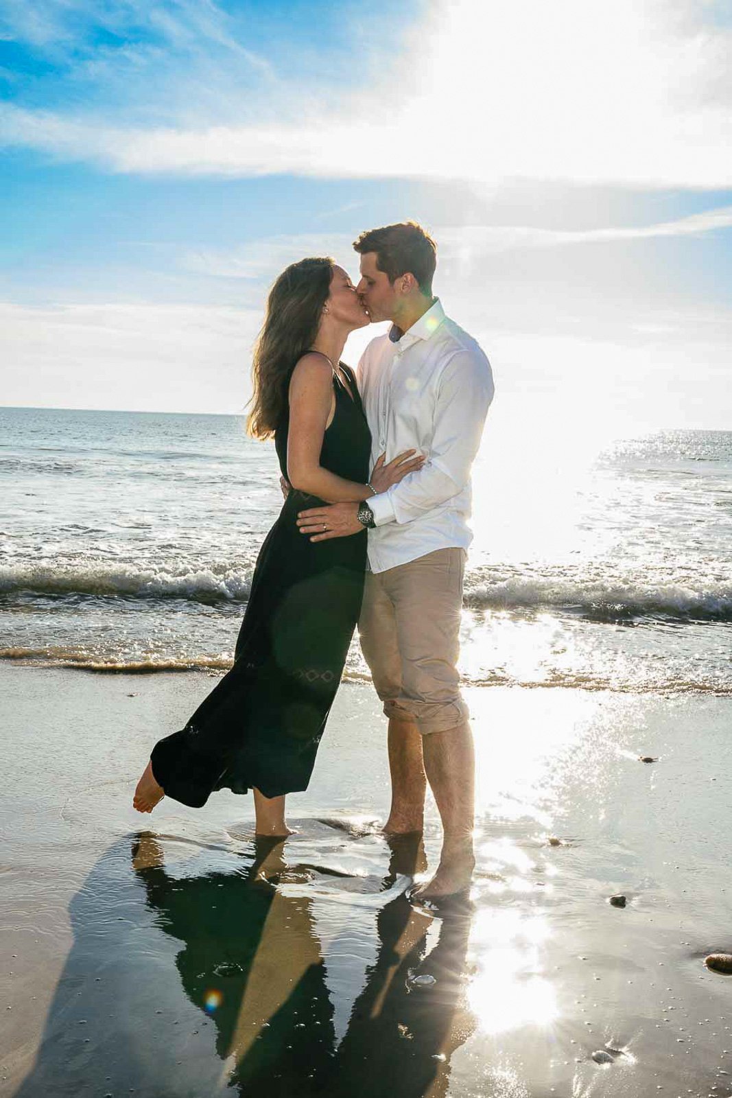 Séance couple plage coucher de soleil Couple embrassant sur la plage