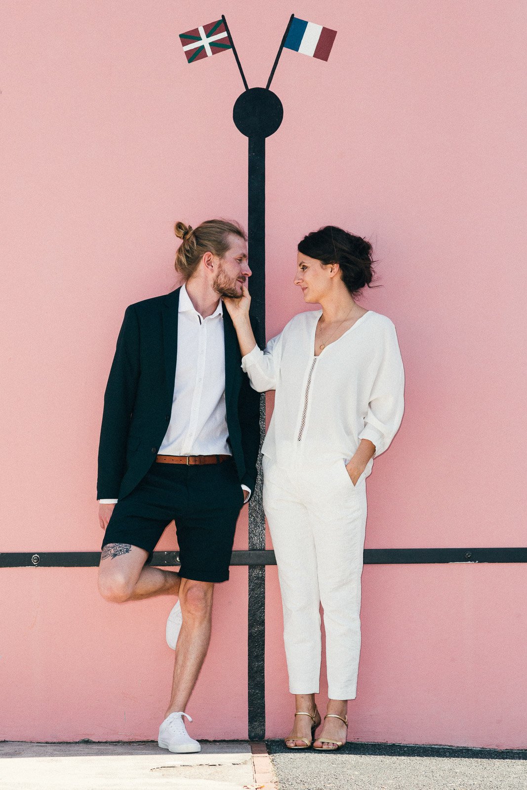 Portrait noir et blanc du photographe de mariage, arborant un style rétro chic et authentique.