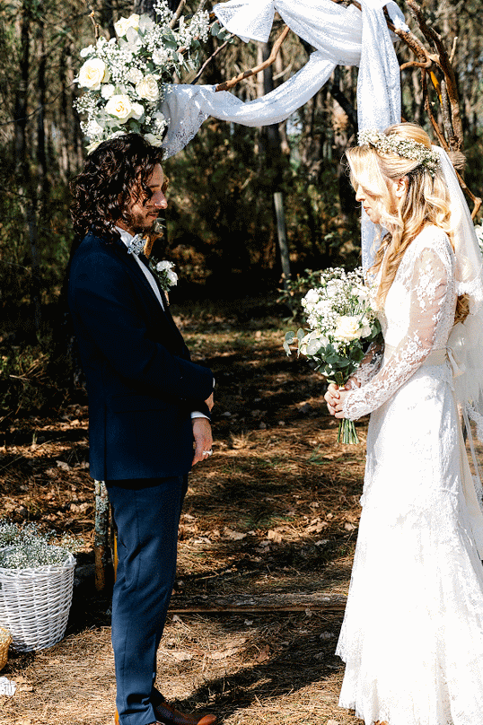 Portrait noir et blanc du photographe de mariage, arborant un style rétro chic et authentique.