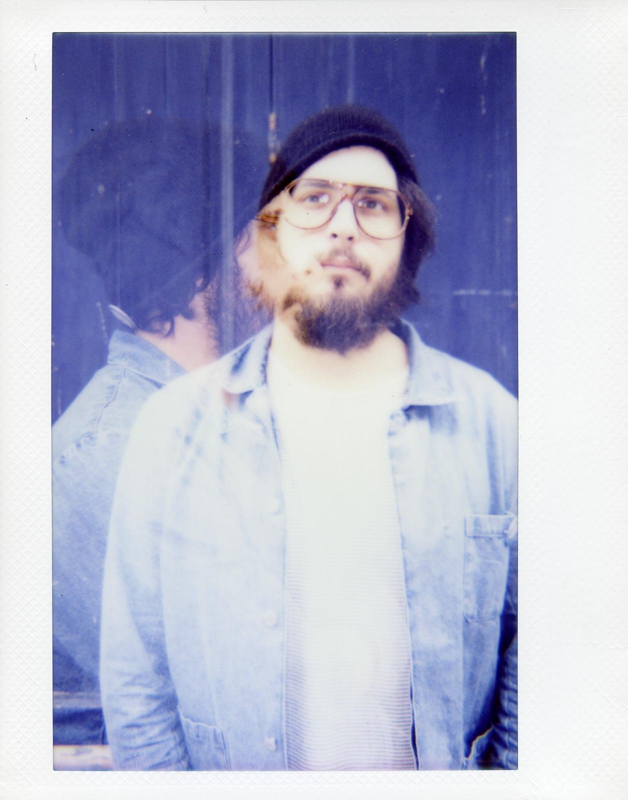 Portrait noir et blanc du photographe de mariage, arborant un style rétro chic et authentique.